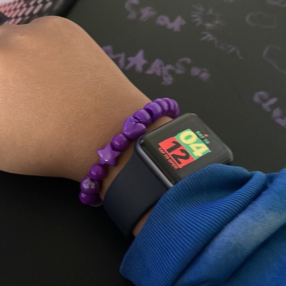 Purple bracelet 7$ made by 9 yr old - Picture 2 of 2